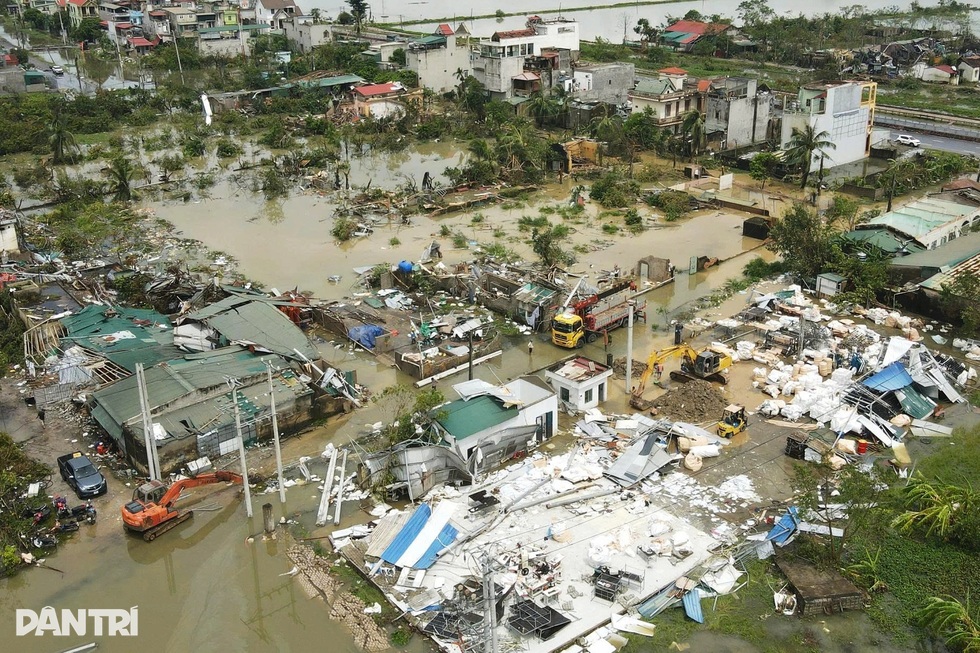 Miền Trung bão chồng bão: “Nhà mất, nợ còn, không biết bắt đầu lại từ đâu” - 1 Miền Trung bão chồng bão: “Nhà mất, nợ còn, không biết bắt đầu lại từ đâu” - 1
