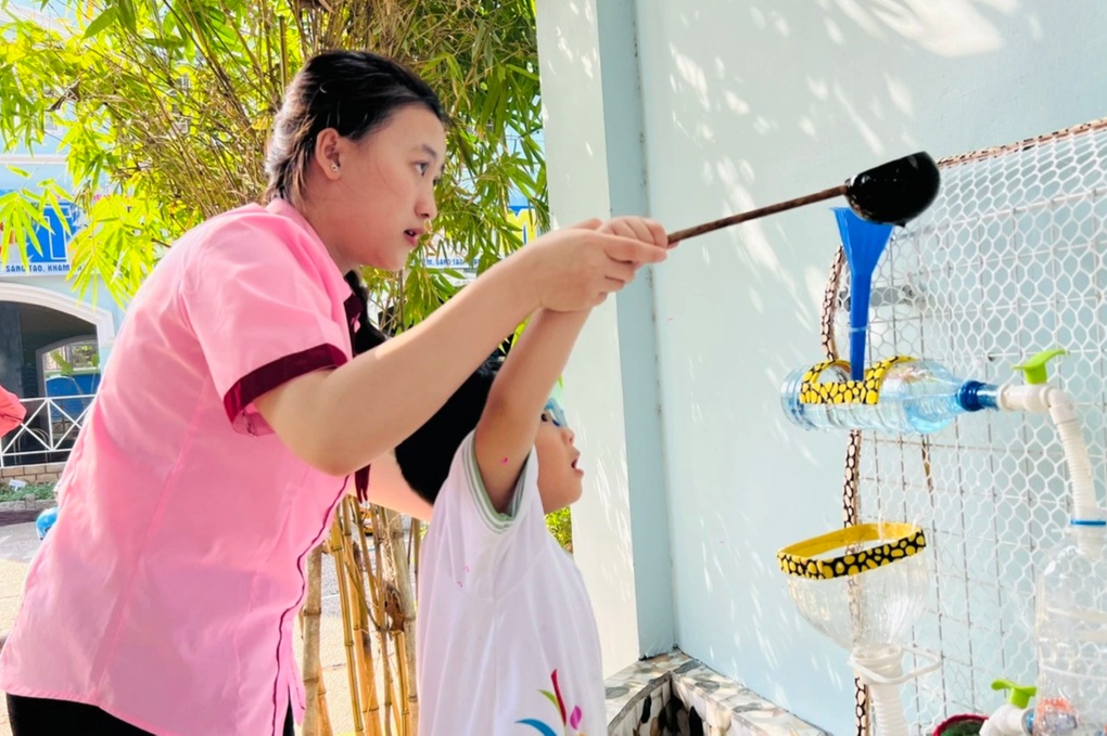 Từ vụ hiệu trưởng nói giáo viên là “gái bao”, cô giáo nhớ cảnh… đồ bỏ đi - 2 Từ vụ hiệu trưởng nói giáo viên là “gái bao”, cô giáo nhớ cảnh… đồ bỏ đi - 2