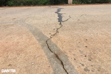 Dân bức xúc vì đường tiền tỷ vừa nghiệm thu đã nứt ngang, nẻ dọc