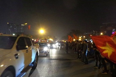 Cổ động viên Hà Nội ăn mừng trước sân vận động Mỹ Đình