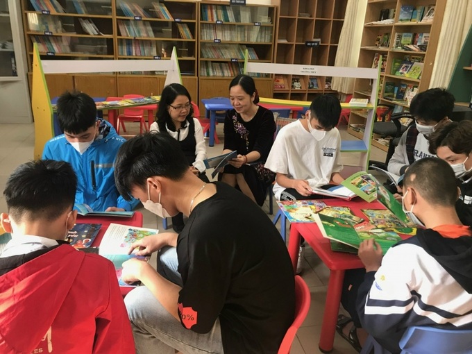 Học sinh tại Trường THCS Hy Vọng đọc sách được Chương trình trao tặng