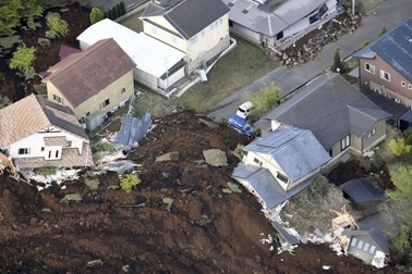 Nhật Bản ngổn ngang sau 2 trận động đất mạnh