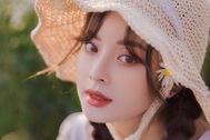 Hot girl Tài chính xinh như búp bê đọ sắc bên hoa cúc họa mi