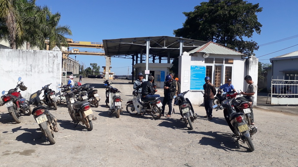 Hàng trăm người tập trung trước nhà máy đường đòi tiền sắm tết - 1 Hàng trăm người tập trung trước nhà máy đường đòi tiền sắm tết - 1