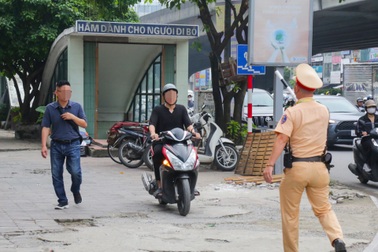 Muôn kiểu lý lẽ của những tài xế cố tình vượt đèn đỏ, leo vỉa hè