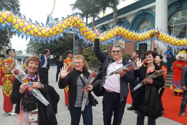 Hàng nghìn du khách “xông đất” Hạ Long ngày đầu năm Mậu Tuất