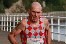 Vận động viên 60 tuổi phá kỷ lục ở đường chạy marathon