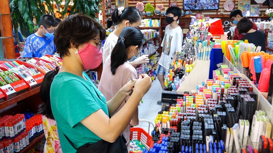 Chen chân, xếp hàng chờ đợi ở nhà sách trước ngày bắt đầu năm học mới - 3 Chen chân, xếp hàng chờ đợi ở nhà sách trước ngày bắt đầu năm học mới - 3