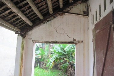 Hàng trăm trẻ học trong ngôi trường sắp sập, ô nhiễm thuốc trừ sâu