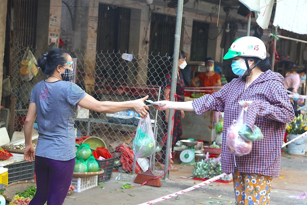 Trước giờ G phát thẻ đi chợ, người dân xếp hàng mua đồ tích trữ - 4 Trước giờ G phát thẻ đi chợ, người dân xếp hàng mua đồ tích trữ - 4