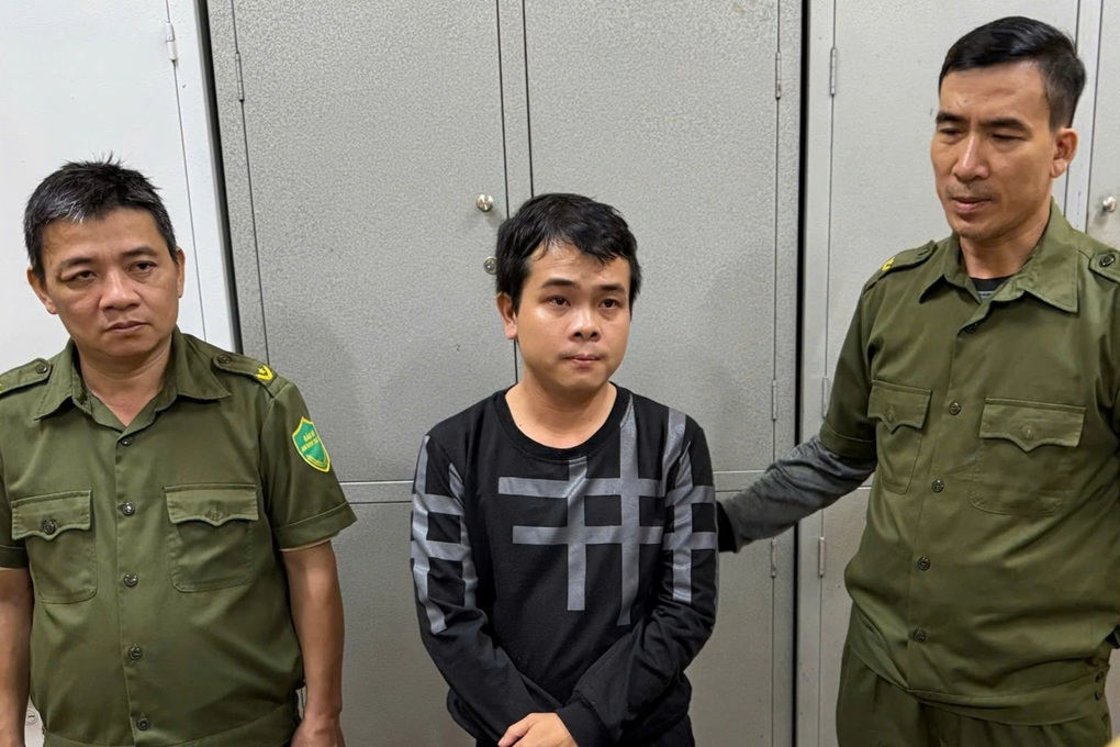 Đưa con đến trường, bố tranh thủ giật dây chuyền vàng của cháu bé lớp 1 - 1 Đưa con đến trường, bố tranh thủ giật dây chuyền vàng của cháu bé lớp 1 - 1