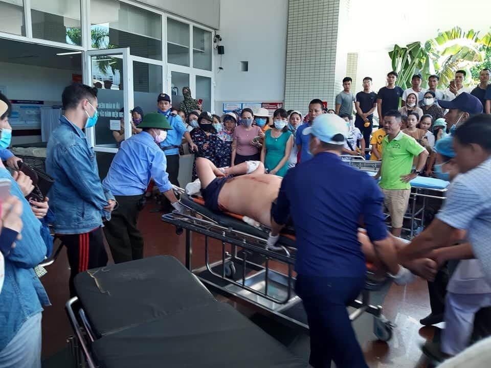 Những hình ảnh từ hiện trường vụ lật xe khách thảm khốc tại Quảng Bình - 6 Những hình ảnh từ hiện trường vụ lật xe khách thảm khốc tại Quảng Bình - 6