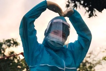 Khoảnh khắc nữ sinh cõng cụ già 83 tuổi trong khu cách ly gây xúc động