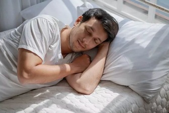 Thói quen ngủ tưởng vô hại có thể khiến cổ vai gáy đau mỗi sáng