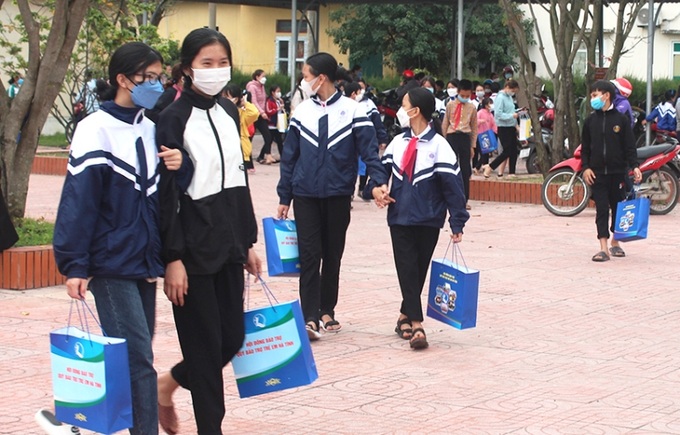 Niềm vui sau khi nhận học bổng và quà của trẻ em Hà Tĩnh. 