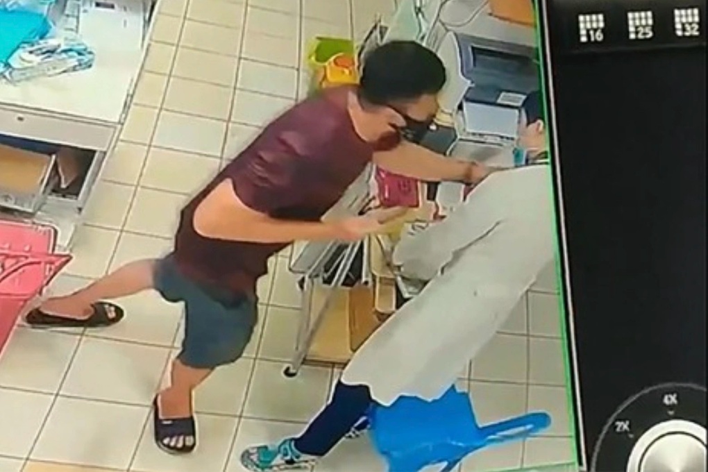 Đau lòng bức ảnh điều dưỡng sưng mắt vì bị đánh trước ngày tôn vinh nghề - 2 Đau lòng bức ảnh điều dưỡng sưng mắt vì bị đánh trước ngày tôn vinh nghề - 2