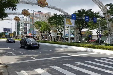 Đoàn xe tháp tùng Tổng Bí thư - Chủ tịch Trung Quốc Tập Cận Bình trên đường phố Đà Nẵng