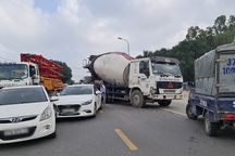 Xe bồn húc xe con, quốc lộ 46 hỗn loạn