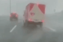 Khoảnh khắc siêu bão lật tung xe tải, thổi bay người tại Trung Quốc