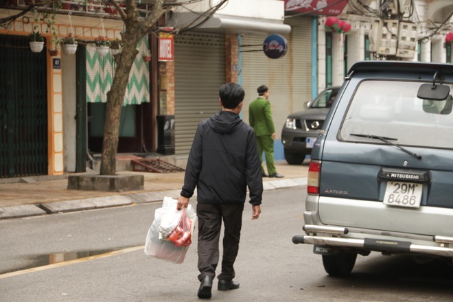 Phố Trúc Bạch: Cách ly, khử trùng và được tiếp tế nhu yếu phẩm - 12 Phố Trúc Bạch: Cách ly, khử trùng và được tiếp tế nhu yếu phẩm - 12