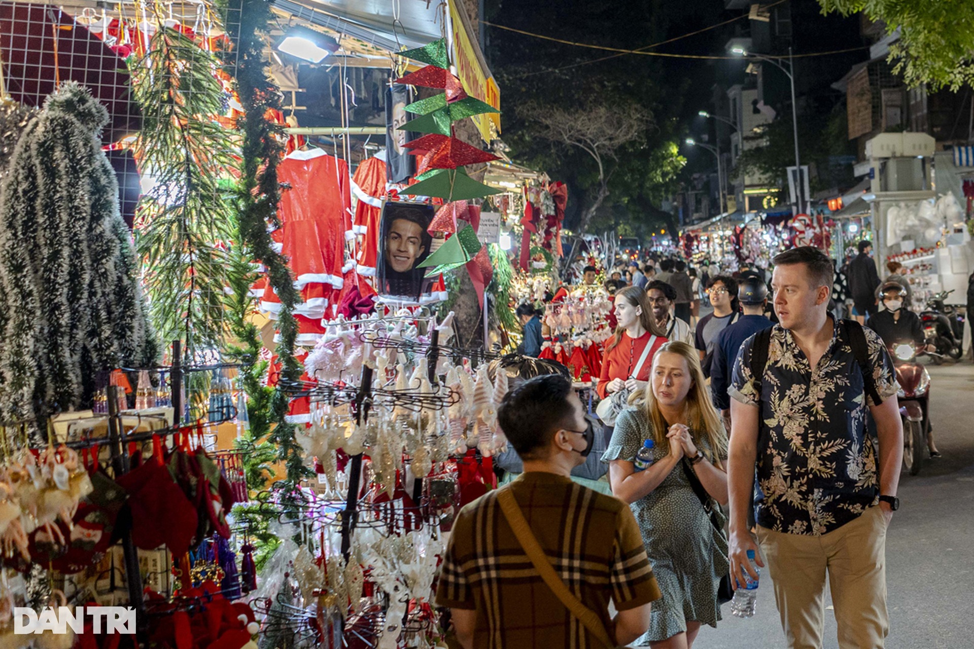 Không khí sôi động đón Noel sớm trên đường phố Hà Nội - 8 Không khí sôi động đón Noel sớm trên đường phố Hà Nội - 8