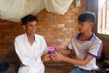 Mẹ bỏ đi từ nhỏ, cha bị xơ gan, cậu bé lớp 7 sống trong khốn khó