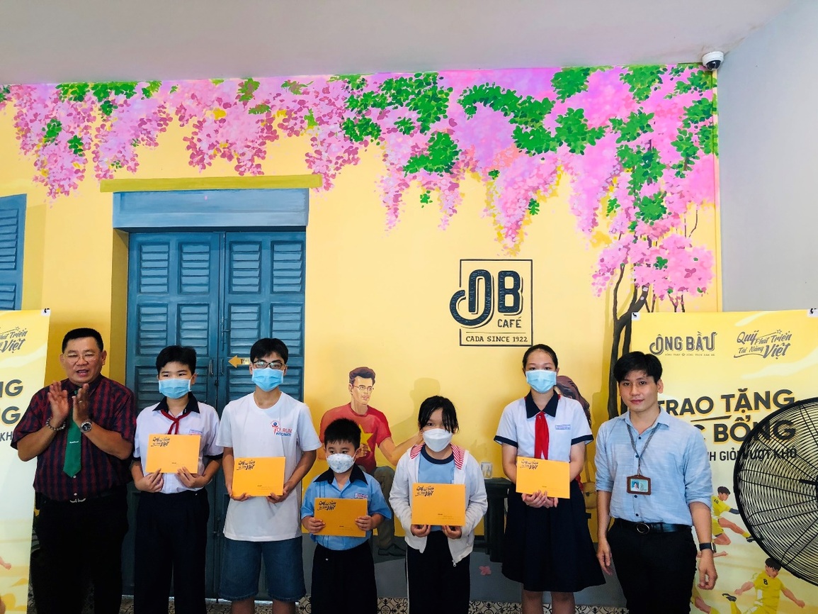 Quỹ Phát triển Tài năng Việt của ông Bầu trao học bổng cho học sinh giỏi vượt khó - 1 Quỹ Phát triển Tài năng Việt của ông Bầu trao học bổng cho học sinh giỏi vượt khó - 1