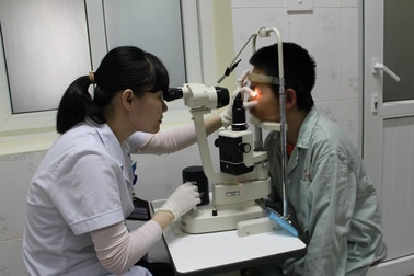 Bé trai 11 tuổi bị mảnh vỡ kính cận đâm vào mắt