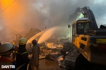 Vụ cháy kho xưởng ở Hà Nội: Xe cấp cứu vào hiện trường