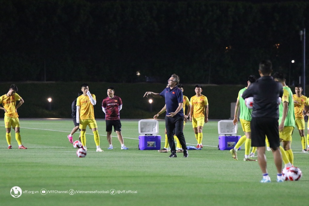 HLV Troussier yêu cầu U23 Việt Nam phải chơi nhiệt huyết và mạnh mẽ hơn - 3 HLV Troussier yêu cầu U23 Việt Nam phải chơi nhiệt huyết và mạnh mẽ hơn - 3