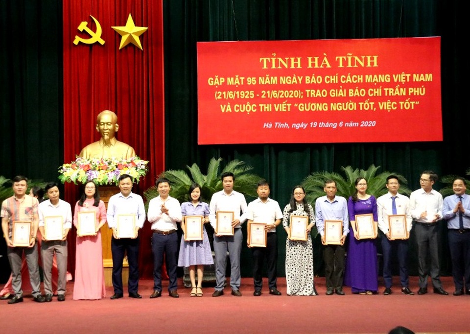 Phóng viên Dân trí đoạt nhiều giải báo chí tại Hà Tĩnh - 2 Phóng viên Dân trí đoạt nhiều giải báo chí tại Hà Tĩnh - 2