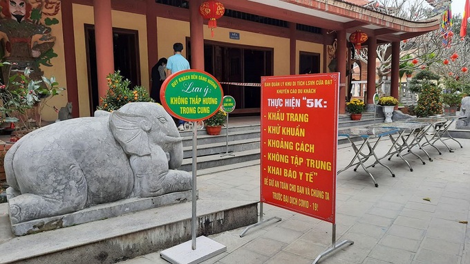 Thanh Hóa: Du khách đeo khẩu trang, giữ khoảng cách vãn cảnh đền Cửa Đạt đầu năm mới - Ảnh 1. Thanh Hóa: Du khách đeo khẩu trang, giữ khoảng cách vãn cảnh đền Cửa Đạt đầu năm mới - Ảnh 1.