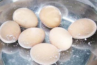 Tẩy trắng trứng: Độc hại cho người làm nhiều hơn người ăn