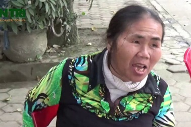 Nhiều sự chia sẻ với người phụ nữ bán chổi mù lòa ở Hà Tĩnh.