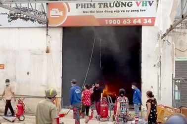 Cháy phim trường, người dân huy động bình chữa cháy dập lửa