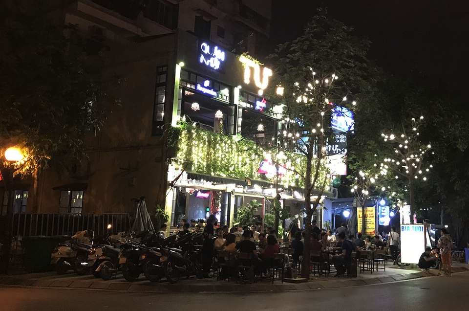 Quán nhậu ken đặc, đông nghịt người như chưa hề có Nghị định 100 - 7 Quán nhậu ken đặc, đông nghịt người như chưa hề có Nghị định 100 - 7