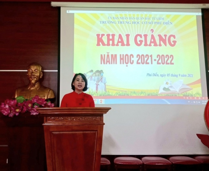 Cô giáo Bùi Thị Hương – Hiệu trưởng Trường THCS Phú Diễn trong Lễ Khai giảng trực tuyến năm học 2021-2022.