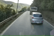 Ô tô rụng cản trước vì tình huống khiến cộng đồng mạng "chỉ biết thở dài"