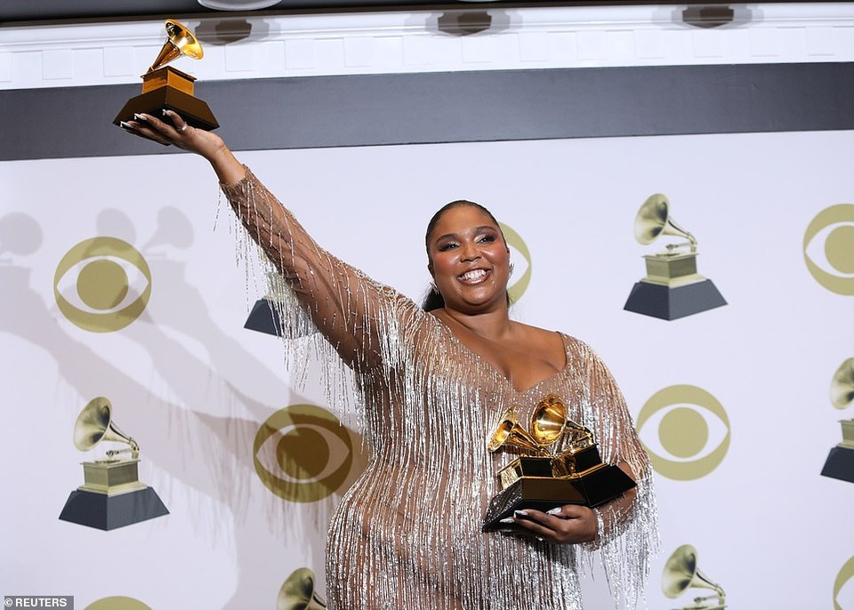 Lizzo khoe dáng ngoại cỡ bên 3 giải Grammy danh giá - 7 Lizzo khoe dáng ngoại cỡ bên 3 giải Grammy danh giá - 7