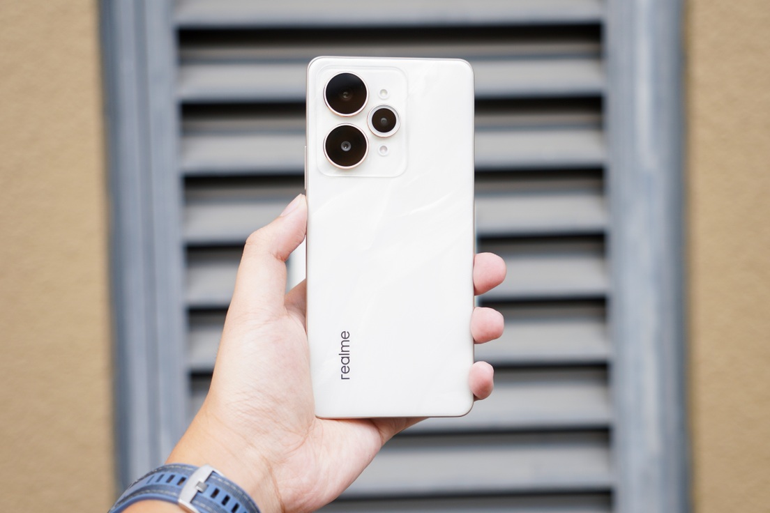 realme 15 Pro: Hiệu suất tốt, AI đa dạng nhưng thiết kế cần cải thiện