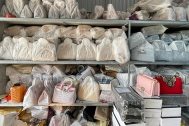 Giới buôn hàng hiệu rởm tiết lộ độc chiêu "lùa gà" khiến người mua sập bẫy