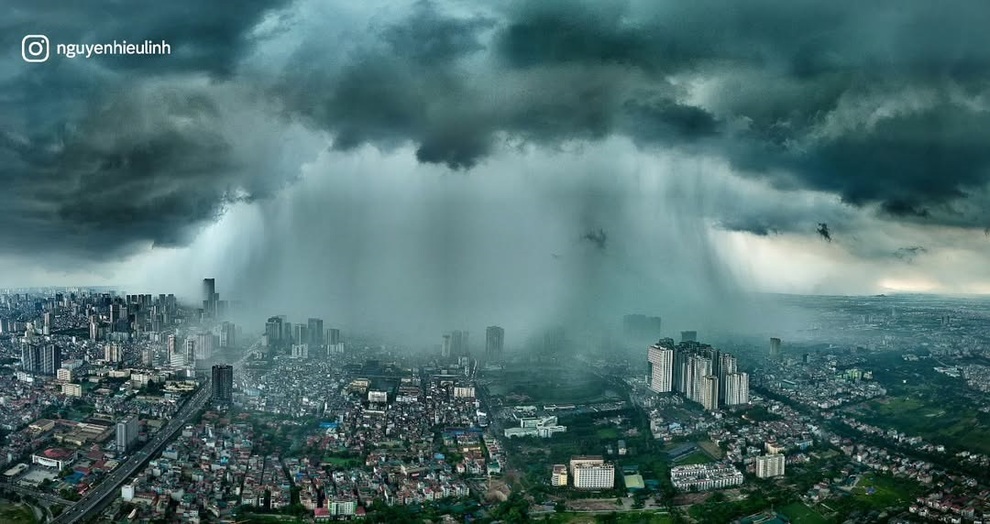 Cảnh bầu trời Hà Nội trước cơn mưa giông lớn như thước phim viễn tưởng