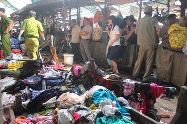 Cháy dữ dội sát chợ Bà Chiểu, khu dân cư hoảng loạn