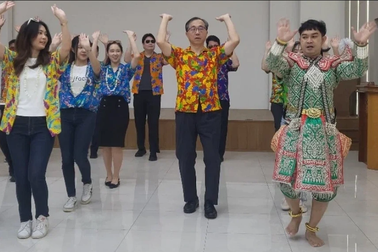 Màn nhảy múa gây sốt của đại sứ Hàn Quốc tại Thái Lan