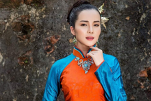 Hoa khôi Huỳnh Thúy Vi dịu dàng trong tà áo dài mang nét cung đình xưa