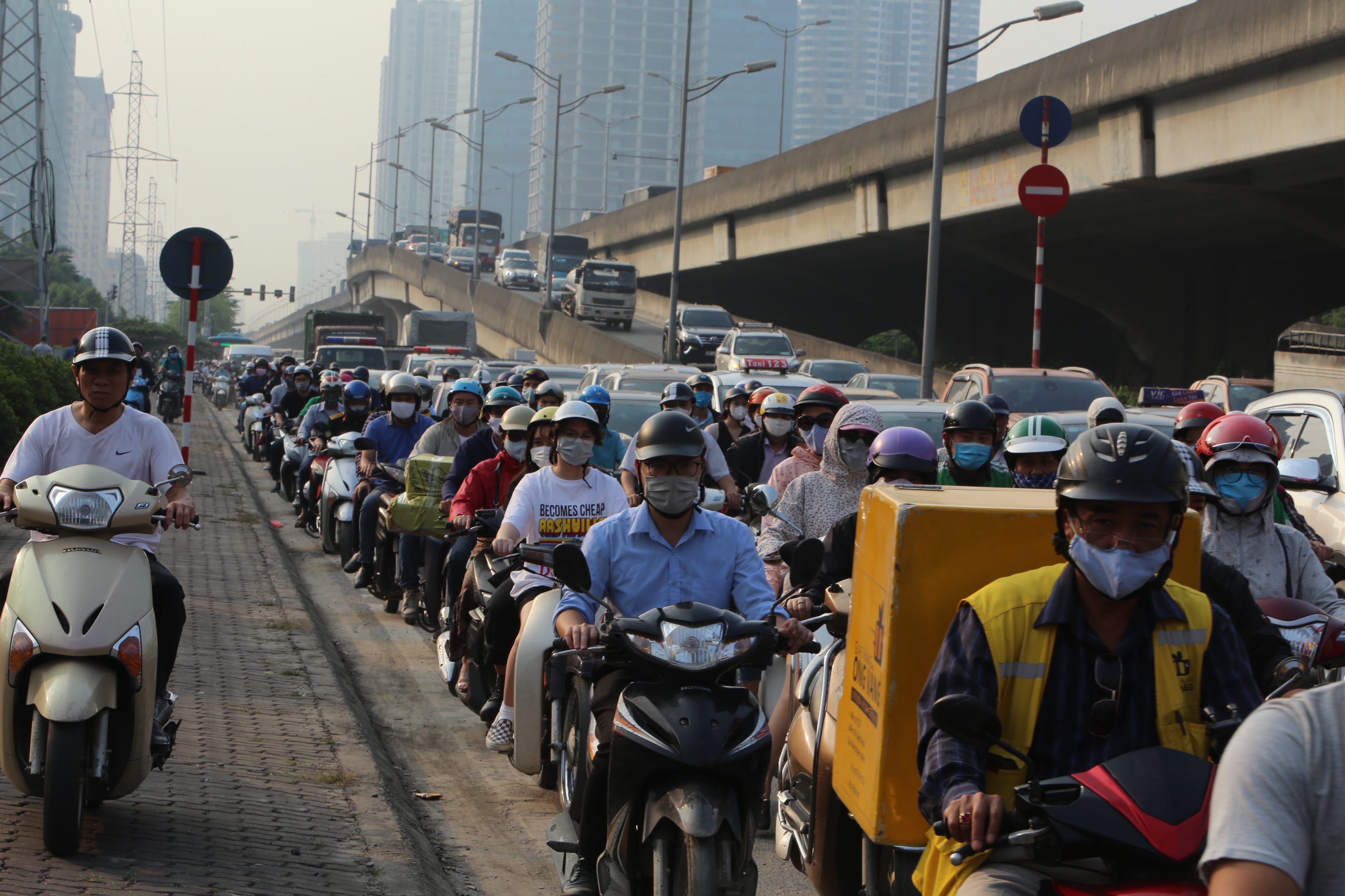 Người dân từ thành phố đổ về quê, cửa ngõ thủ đô ùn tắc