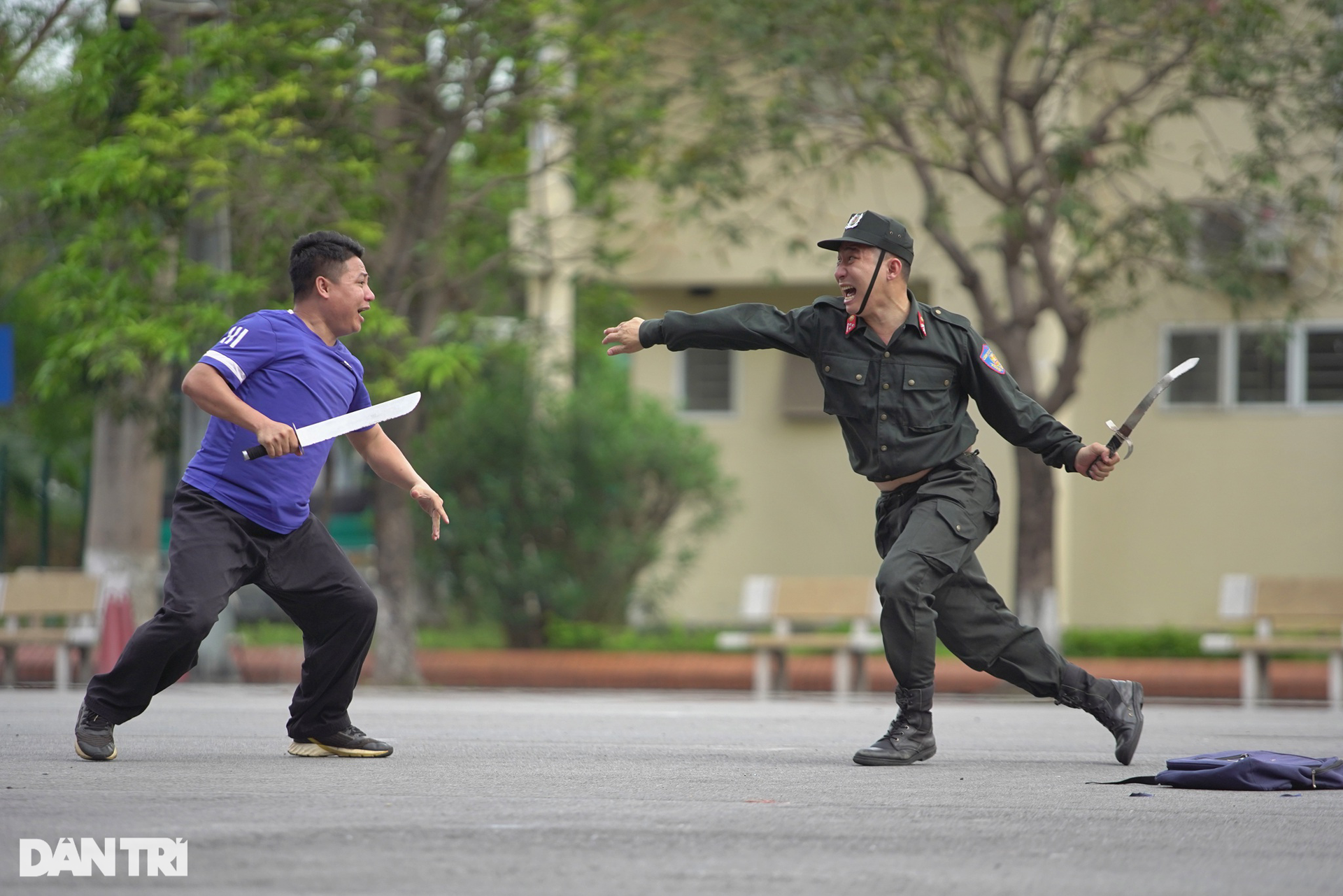 Nữ sinh HV Cảnh sát đánh võ, CSCĐ diễn tập đu dây bắn súng bảo vệ SEA Games - 11 Nữ sinh HV Cảnh sát đánh võ, CSCĐ diễn tập đu dây bắn súng bảo vệ SEA Games - 11