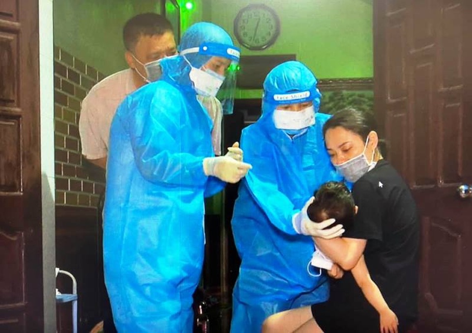 Hà Nam: Điều kíp trực BV Sản Nhi chữa trị cho bệnh nhân 1 tuổi mắc Covid-19 - 2 Hà Nam: Điều kíp trực BV Sản Nhi chữa trị cho bệnh nhân 1 tuổi mắc Covid-19 - 2