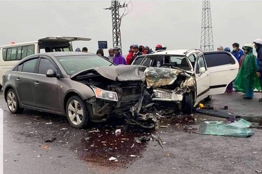 2 sư thầy va chạm với xe chở một gia đình, 6 người nhập viện