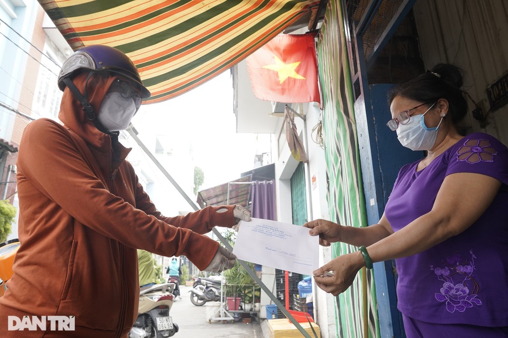 TPHCM: Trắng đêm giải quyết hồ sơ để tiền hỗ trợ kịp đến với người dân - 3 TPHCM: Trắng đêm giải quyết hồ sơ để tiền hỗ trợ kịp đến với người dân - 3